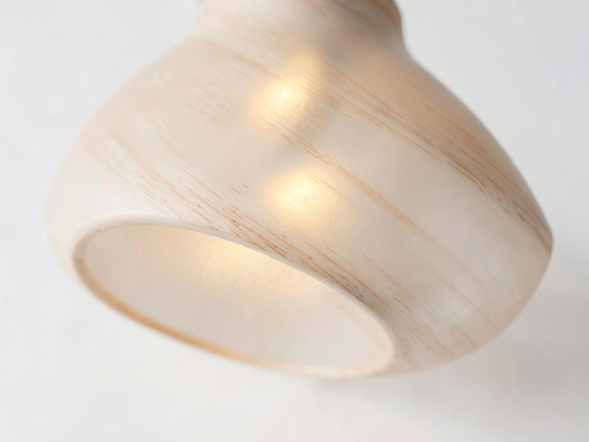 Detalle del acabado en madera natural y cristal de la tulipa